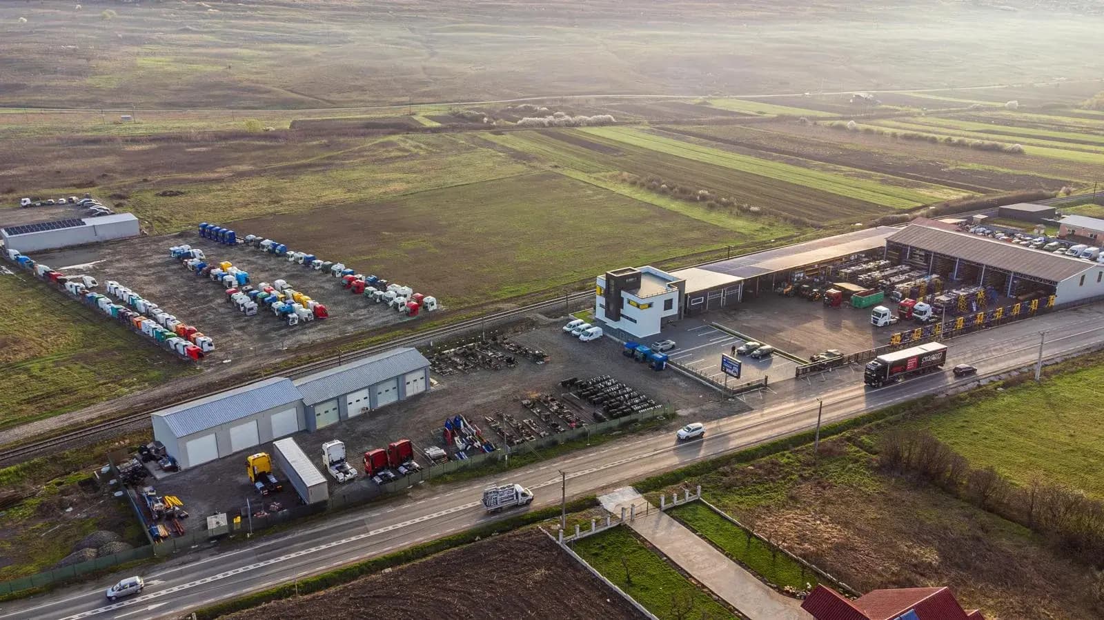Curtea Euro Dezmembrări cu camioane pregătite pentru dezmembrare